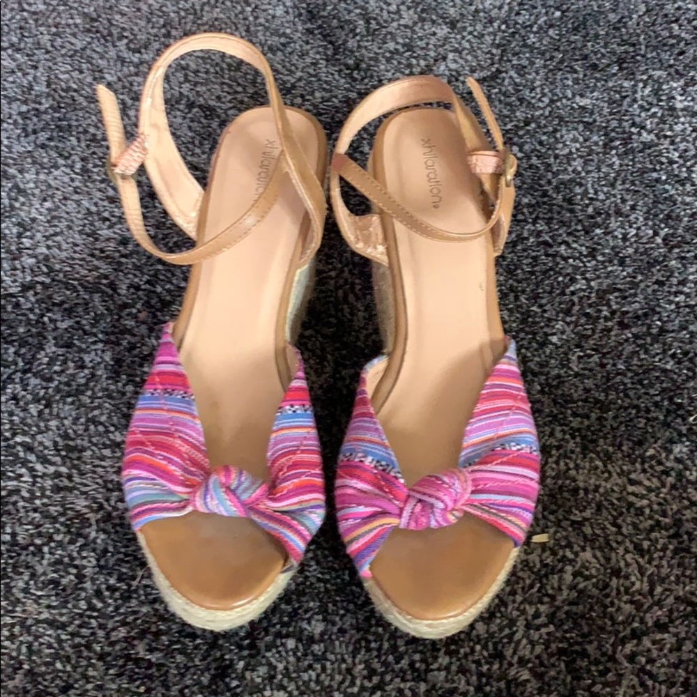 Platform sandle shoes.